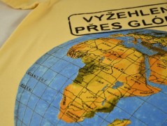 Tričko Vyžehleno přes glóbus-žluté