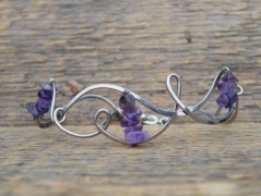 Náramek zdobený ametystem