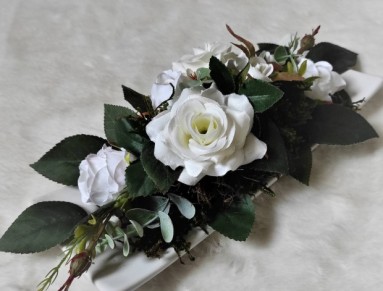 Aranžmá z bílých růží na porcelánu