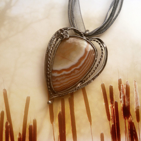 Přívěsek s achátovým srdíčkem AIMÉE náhrdelník talisman srdce achátový cín srdíčko přívěšek starostříbro amulet ruční práce běžový z cínu světle hnědý s minerálem šperk s minerálem harmonický handmade original kámen lásky přívěsek achát s achátovým přívěskem se srdíčkovým achátem pruhovaný minerál oranžový achát  Přívěsek s achátovým srdíčkem AIMÉE náhrdelník talisman srdce achátový cín srdíčko přívěšek starostříbro amulet ruční práce běžový z cínu světle hnědý s minerálem šperk s minerálem harmonický handmade original kámen lásky přívěsek achát s achátovým přívěskem se srdíčkovým achátem pruhovaný minerál oranžový achát