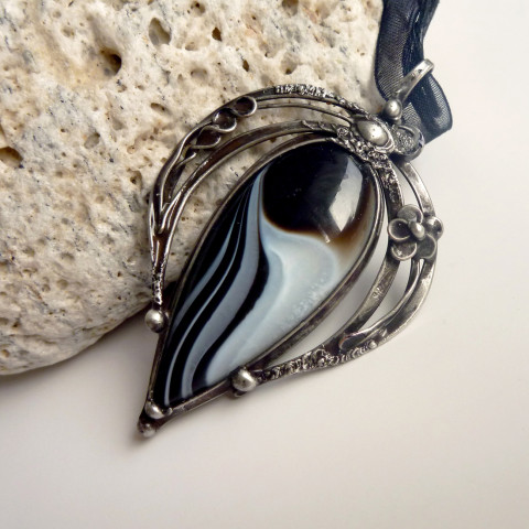 Černobílý pravý onyx - přívěsek bílá černá minerál onyx starostříbro ochránce onyxová rovnováha jin-jang z cínu s minerálem antracitový ochranný kámen onyxový náhrdelník handmade šperk přívěsek s černým onyxem bíločerný drahokam černo-bílý kámen černobílý drahokam  Černobílý pravý onyx - přívěsek bílá černá minerál onyx starostříbro ochránce onyxová rovnováha jin-jang z cínu s minerálem antracitový ochranný kámen onyxový náhrdelník handmade šperk přívěsek s černým onyxem bíločerný drahokam černo-bílý kámen černobílý drahokam