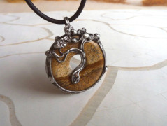 Zlatá ještěrka, přívěsek na lanku