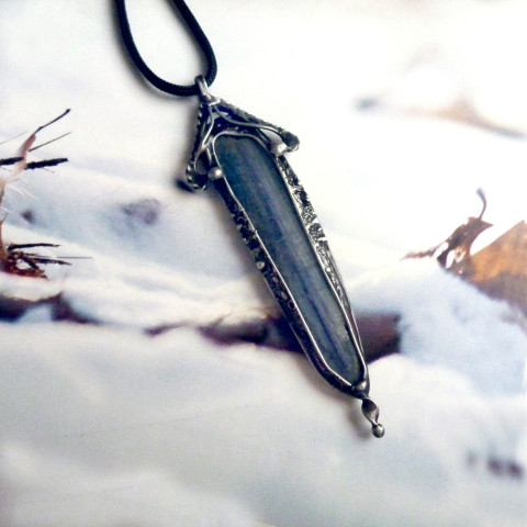 Přívěsek pro muže EXCALIBUR /kyanit talisman minerál cínovaný cínový pro muže na krk pro pány disten z cínu pánský přívěsek s minerálem pánský náhrdelník kyanitový přívěsek modrý minerál modrý disten handmade original excalibur šperk pánský přívěsek meč přívěšek s kyanitem surový kyanit  Přívěsek pro muže EXCALIBUR /kyanit talisman minerál cínovaný cínový pro muže na krk pro pány disten z cínu pánský přívěsek s minerálem pánský náhrdelník kyanitový přívěsek modrý minerál modrý disten handmade original excalibur šperk pánský přívěsek meč přívěšek s kyanitem surový kyanit