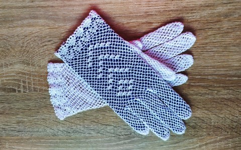 bílé rukavičky s krajkovým lemem krajka rukavičky crochet háčkovaná krajka lace gloves 