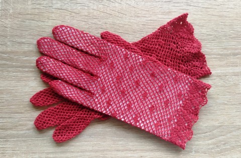 červené rukavičky s krajkovým lemem krajka rukavičky crochet háčkovaná krajka lace gloves 