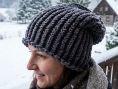 Měkká pletená deka puffy tm. šedá