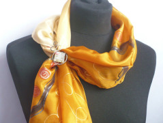 Luxusní šála se sponou Lilly.