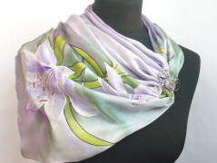 Pestrobarevný hedvábný šátek.