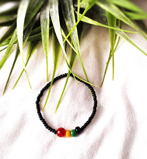 Rasta - náramek červená náramek korálky zelená černá žlutá unisex rasta na pružence pružný náramek náramek z korálků korálkový náramek rasta náramek 