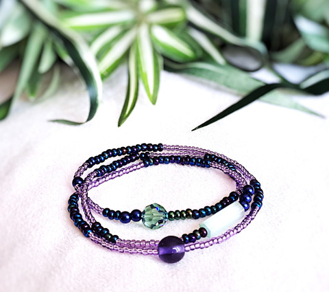 Odlesky pavích per - náramek náramek korálky zelená fialová duhový swarovski rokajl něžný jemný páv s odlesky rokajlový na gumičce na pružence korálkový náramek odlesky pavích per 