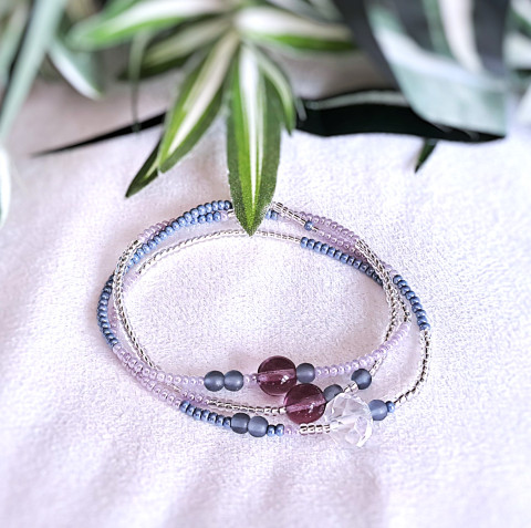Jemná elegance - dámský náramek náramek elegantní šedá elegance stříbrná něžný fialková jemný náramek z korálků korálkový náramek náramek na pružence dámský náramek pruženkový náramek 