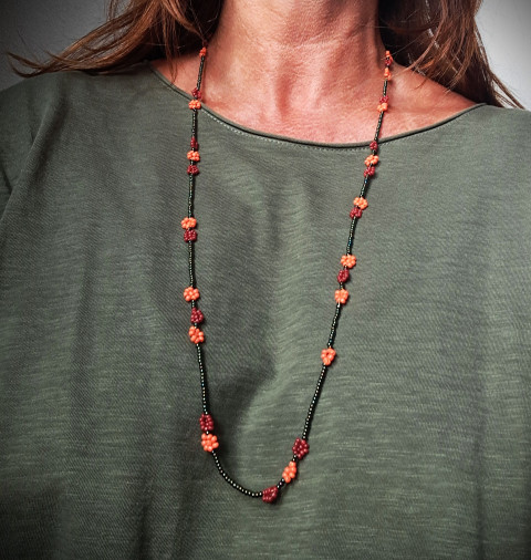Jeřabiny - dámský náhrdelník červená náhrdelník zelená oranžová podzim preciosa khaki rokajl něžný jemný korále kvítky kytičkový korálkový jeřabiny ženskost rokajlový podzimní tóny náhrdelník z korálků 
