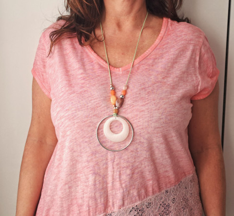 Něžný dotek jara - náhrdelník jarní svěží jaro lososová zelenkavá jemné stříbrná něžný meruňková broskvová korále pastelové designový ležérní dlouhý náhrdelník výrazný náhrdelník originální náhrdelník bílá perleť výrazný šperk šik-art náhrdelník ležérní náhrdelník 