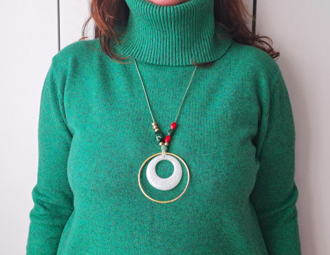 Kouzelný les - Šik-art náhrdelník červená zelená zlatá bílá lesní les korále designový ležérní dlouhý náhrdelník výrazný náhrdelník originální náhrdelník výrazný šperk šik-art náhrdelník ležérní náhrdelník kouzlo lesa lesní jahody 