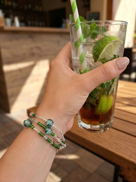 Mojito - dámský korálkový náramek náramek zelená léto odlesky mojito třpytivý dovolená mátová osvěžení na pružence náramek z korálků korálkový náramek letní drink náramek gumičkový 