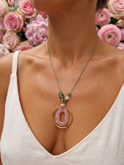 Romantic Rose - dámský náhrdelník kruh náhrdelník originální zelená růžová růže akryl výrazný jemný korále romantický designový ležérní dlouhý náhrdelník výrazný šperk šik-art náhrdelník ležérní náhrdelník jemné odstíny 