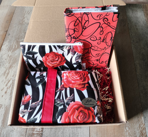 Velká dárková sada s kabelkou 1. kabelka taška koženka zápisník blok kabela bloček notýsek sešit sešítek karis  Velká dárková sada s kabelkou 1. kabelka taška koženka zápisník blok kabela bloček notýsek sešit sešítek karis