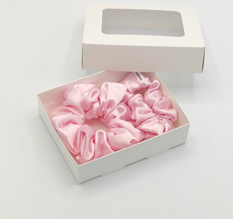 Sada dvou světle růžových gumiček gumička gumičky do vlasů spony scrunchies scrunchie 