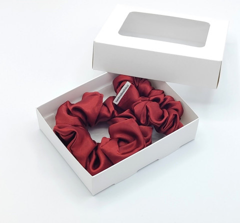 Sada dvou tmavě červených gumiček gumička gumičky do vlasů spony scrunchies scrunchie 