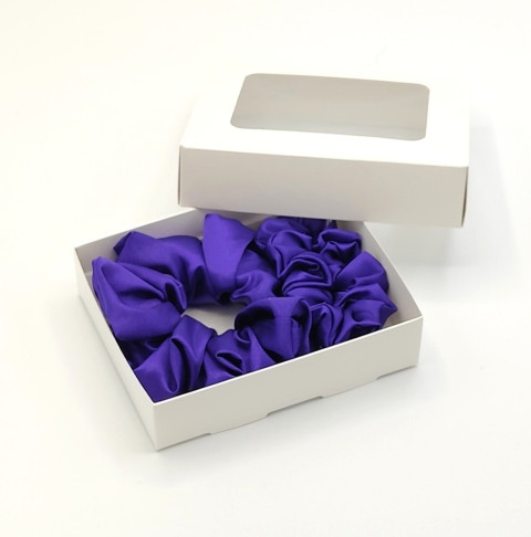 Sada dvou tmavě fialových gumiček gumička gumičky do vlasů spony scrunchies scrunchie 