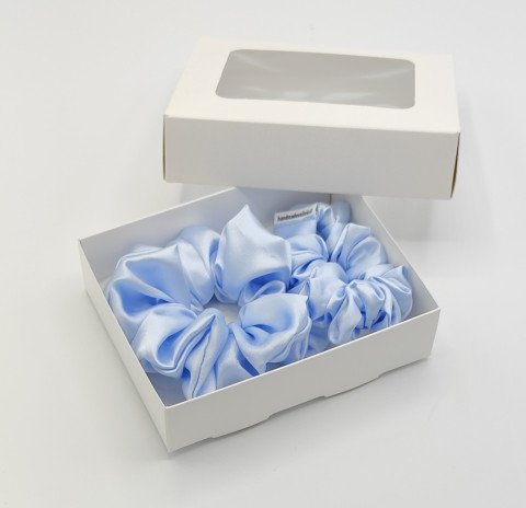 Sada dvou světle modrých gumiček gumička gumičky do vlasů spony scrunchies scrunchie 