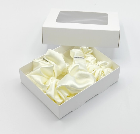 Sada dvou smetanových gumiček gumička gumičky do vlasů spony scrunchies scrunchie 