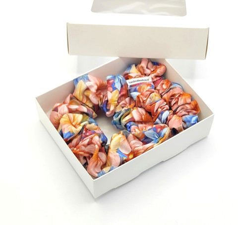 VI. Sada dvou květinových gumiček gumička gumičky do vlasů spony scrunchies scrunchie 