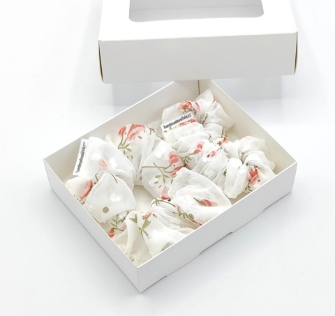 Sada dvou gumiček - Bílá s květy gumička gumičky do vlasů spony scrunchies scrunchie 