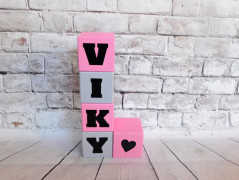 Dřevěná pokladnička se jménem