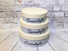 Dřevěná pokladnička se jménem