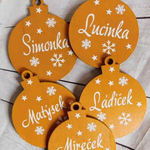 Dřevěná vánoční baňka hnědobéžová dřevo dřevěná dekorace dárek koule vánoce vánoční ozdoba baňka se jménem 