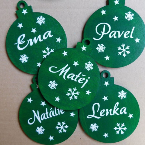 Dřevěná vánoční ozdoba tmavě zelená dřevo dřevěná dekorace dárek koule vánoce vánoční ozdoba baňka se jménem 