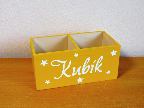 Stojan na tužky se jménem dřevo dřevěný dárek dětský dětské stojánek tužkovník stojan hvězdičky pro děti na pastelky na tužky na psací stůl pastelkovník se jménem 