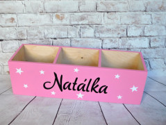 Dřevěná pokladnička se jménem