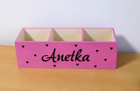 Pastelkovník se jménem a srdíčky dřevo dřevěný dárek dětský hvězda dětské stojánek tužkovník stojan hvězdičky pro děti na pastelky na tužky na psací stůl pastelkovník se jménem 