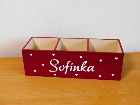 Velký organizér se jménem a srdíčky dřevo dřevěný dárek dětský hvězda dětské stojánek tužkovník stojan hvězdičky pro děti na pastelky na tužky na psací stůl pastelkovník se jménem 