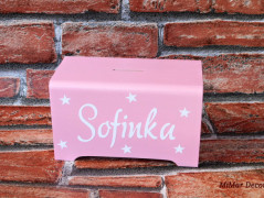 Dřevěná pokladnička se jménem