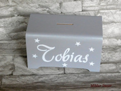 Dřevěná pokladnička se jménem