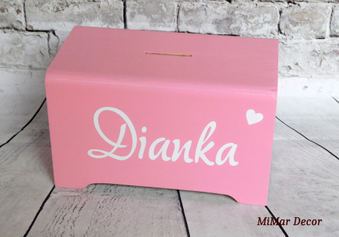 Pokladnička se jménem a srdíčkem dřevo dřevěná srdce dárek srdíčko dětský dětské pokladnička kasička pro děti na psací stůl se jménem na penízky na korunky šetříme 