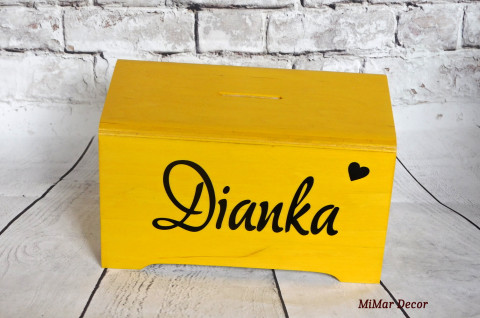 Dřevěná kasička se jménem otevírací dřevo dřevěná srdce dárek srdíčko dětský dětské pokladnička kasička pro děti na psací stůl se jménem na penízky na korunky šetříme 