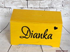 Dřevěná pokladnička se jménem