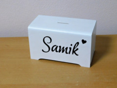 Dřevěná pokladnička se jménem