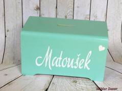 Dřevěná pokladnička se jménem