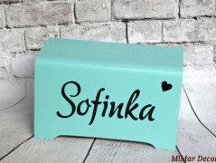 Dřevěná pokladnička se jménem