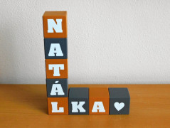 Dřevěná pokladnička se jménem