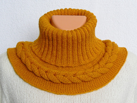 Medová hořčice pletený krk rolák knoflík nákrčník cop teplo zachumlání roláček pletýnky omotat zapletený teloučko 
