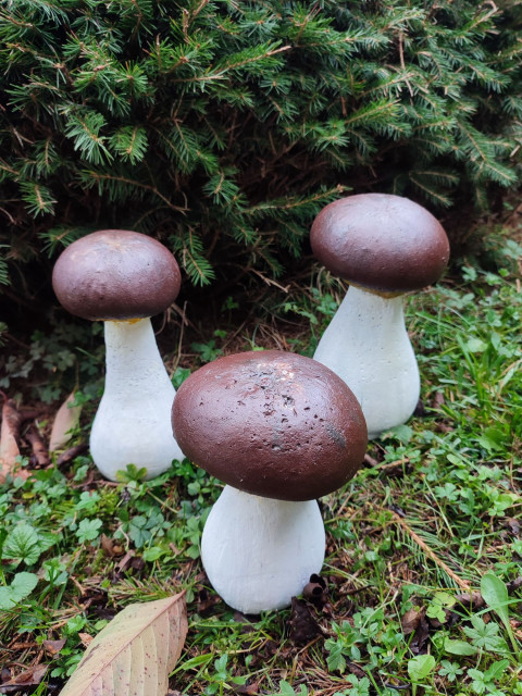 Houby, tři hřiby z betonu dekorace podzim zahrada lesní houby hřib hnědo-bílý 