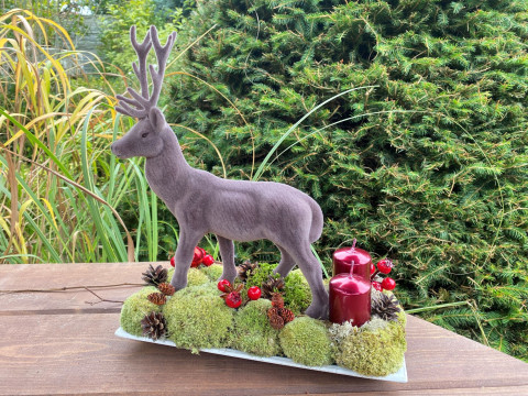 Vánoční dekorace se sobem červená dekorace zelená ozdoby vánoce svíčky šedý mech sob sobík šišky  Vánoční dekorace se sobem červená dekorace zelená ozdoby vánoce svíčky šedý mech sob sobík šišky