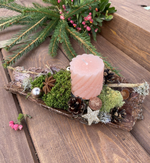 Svícen z přírodnin na kůře zelená vánoce růžová svícen svíčka lososová aranžmá kůra stromová 