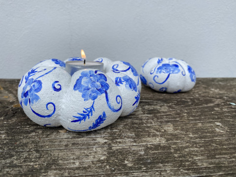 Dvě třpytivé malované dýně, svícen dekorace malované podzim dýně svícen bílá květiny sada ozdoba modré kvítky třpytivé modrý vzor  Dvě třpytivé malované dýně, svícen dekorace malované podzim dýně svícen bílá květiny sada ozdoba modré kvítky třpytivé modrý vzor
